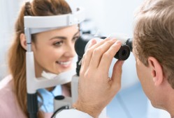 带眼镜看手机是弯的怎么回事手机眼镜「带眼镜看手机是弯的怎么回事」