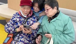 我为群众办实事｜智慧助老在行动，“银发族”也能轻松玩转智能手机玩转手机「我为群众办实事｜智慧助老在行动，“银发族”也能轻松玩转智能手机」