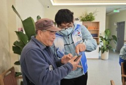 我为群众办实事｜智慧助老在行动，“银发族”也能轻松玩转智能手机玩转手机「我为群众办实事｜智慧助老在行动，“银发族”也能轻松玩转智能手机」