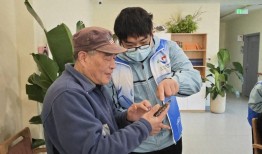 我为群众办实事｜智慧助老在行动，“银发族”也能轻松玩转智能手机玩转手机「我为群众办实事｜智慧助老在行动，“银发族”也能轻松玩转智能手机」
